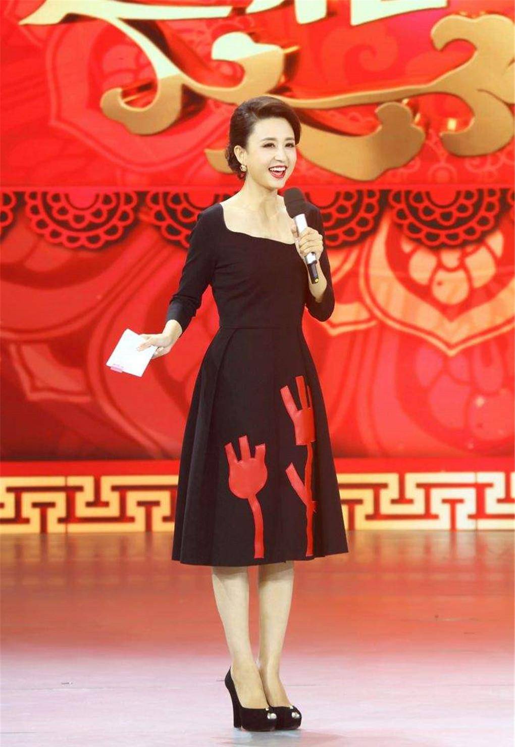 原创衬衣有多正式就能有多时尚张蕾穿衬衣秀优越腿型充满女人味