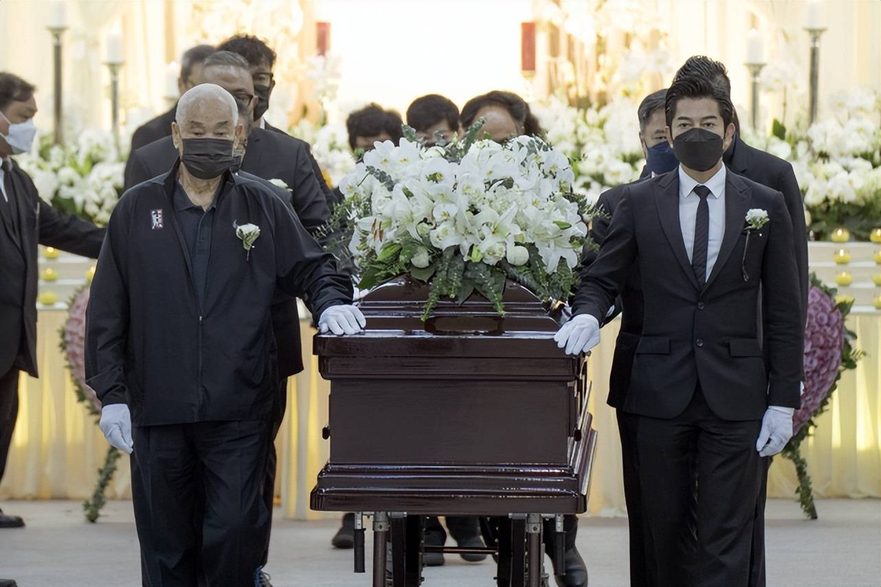 郭富城一家外出,与岳父罕见同框其乐融融