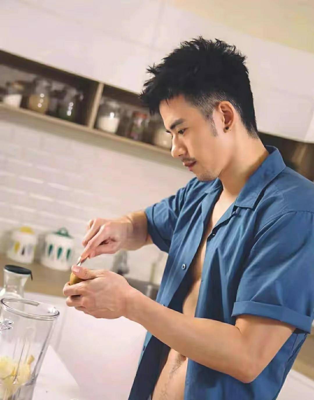 原创台湾性感男神纪言恺肌肉身材超赞