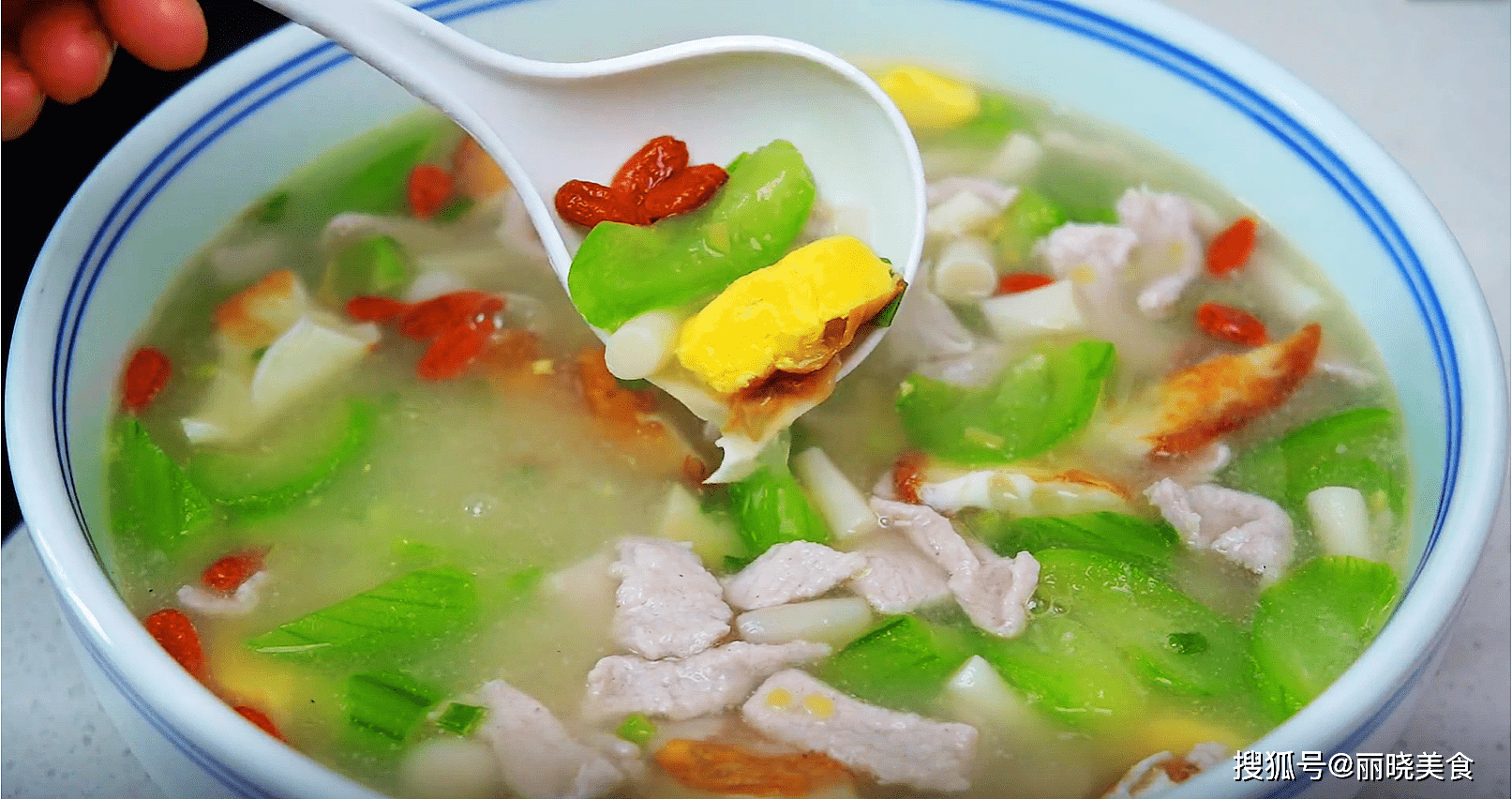 最适老人孩子喝的8种解暑汤,汤鲜味美不上火,常喝体质好少生病_排骨