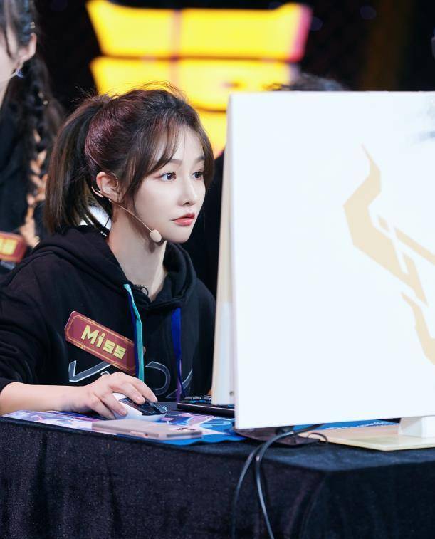 miss重回官方综艺,超短上衣惹人垂涎,网友:楚河还不行动?