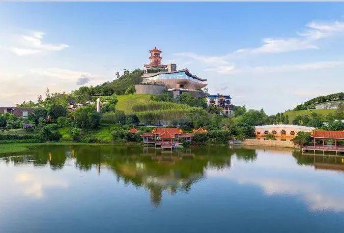 台山世茂硒泉小镇富硒真温泉入户叠墅欢迎您营销中心