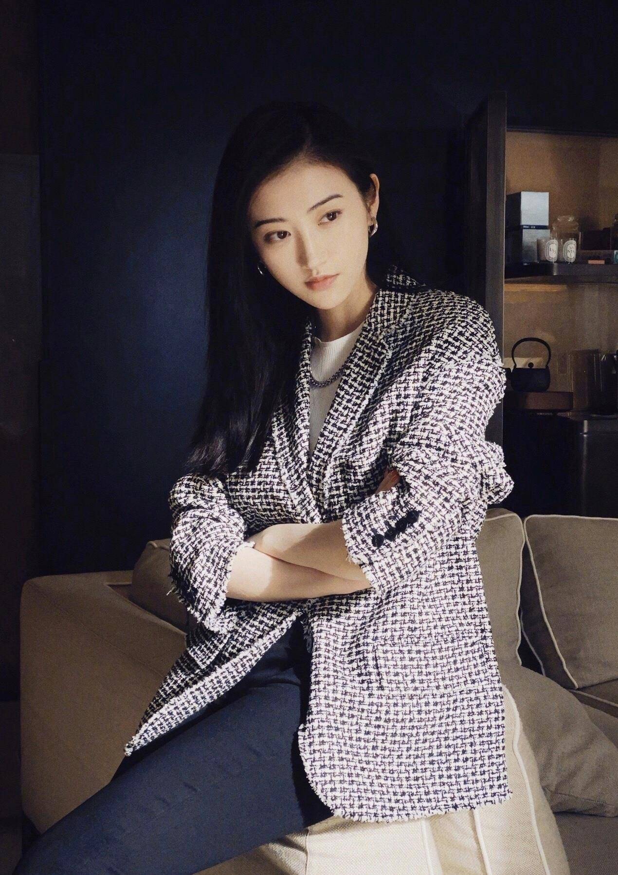 原创景甜真的太甜了蜜瓜色西装搭配圆环耳饰微微一笑就很迷人