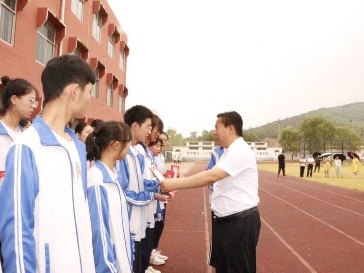 峄城区峨山镇中学举行2022届学生毕业典礼
