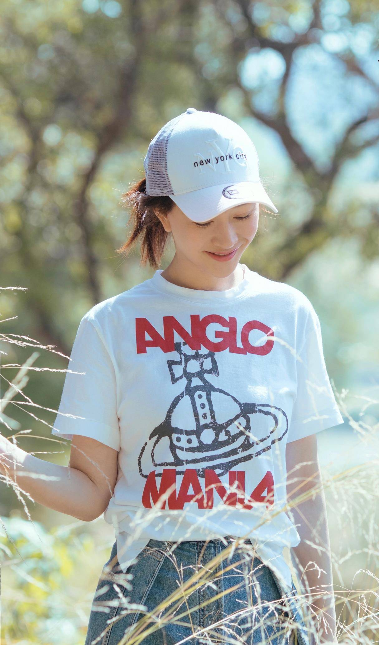 原创李小冉被冻龄了吗穿白t恤配牛仔裤简约清爽哪像44岁的人