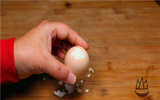 剥鸡蛋壳,很多人第1步就错了,教你一招,3秒鸡蛋个个光滑不粘壳_方法