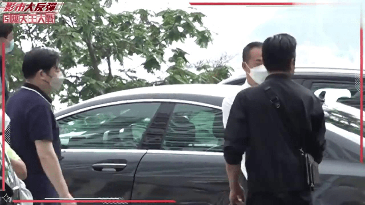 郭富城一家外出,与岳父罕见同框其乐融融
