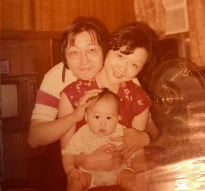 这是因为王晶妻子丁德君和晶女郎邱淑贞长得很相像,而且丁德君和