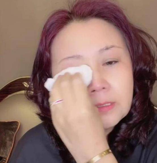 剧中为"魔仙女王"配音的就是孙侨潞的母亲,姐姐孙蕊在剧中扮演"绿魔仙