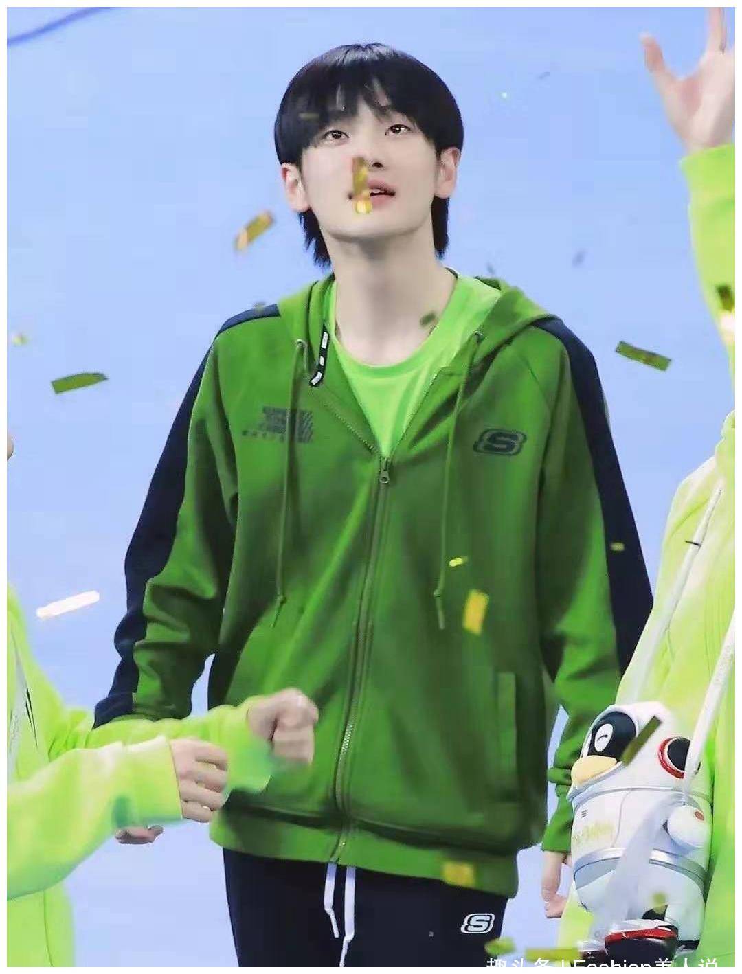 原创周震南新造型好抢眼牛油果外套搭休闲裤青春少年范十足