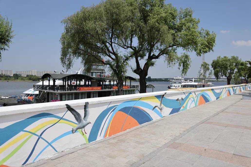 哈尔滨道外江畔路5600余平方米彩绘防浪墙亮相