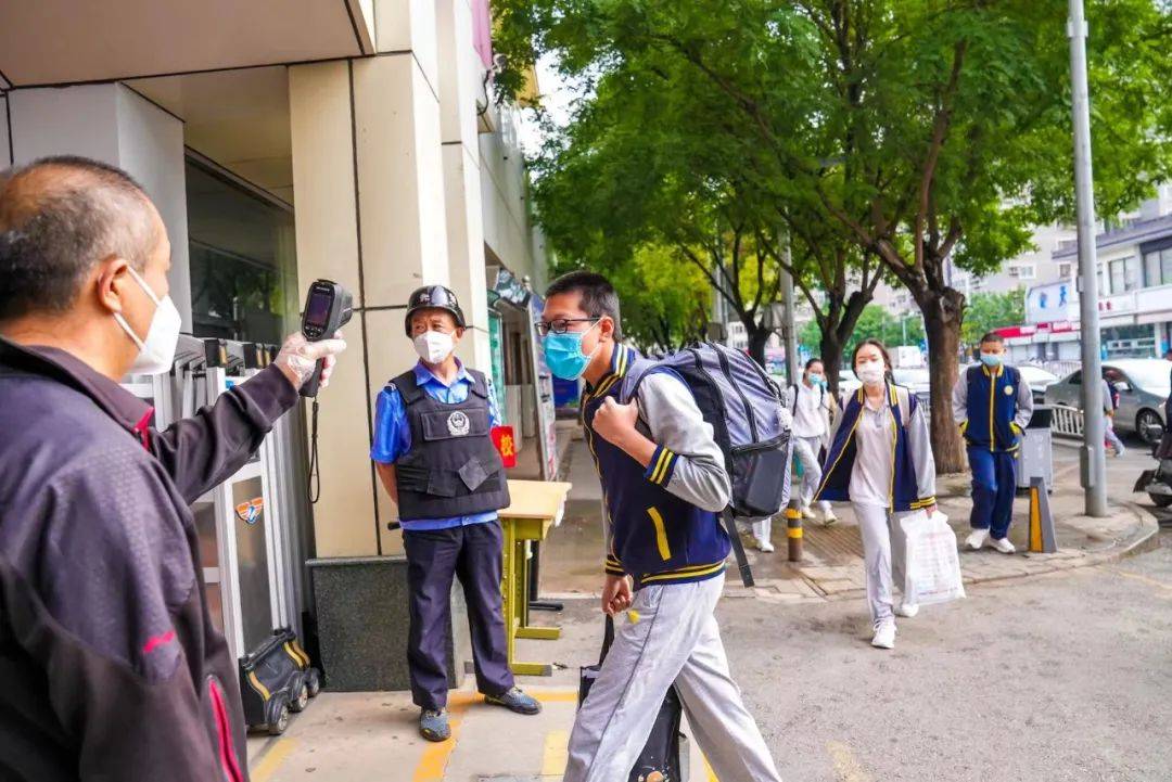 春风十里不如校园有你北京非涉疫初三学生今日返校