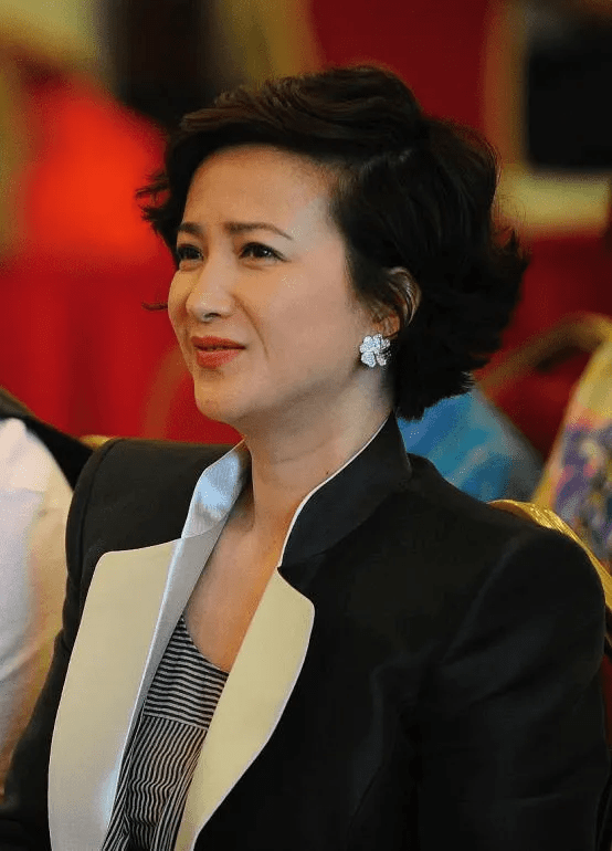 原创何晴老了后也发福了不少双下巴很富贵多肉的身材还挺柔软的