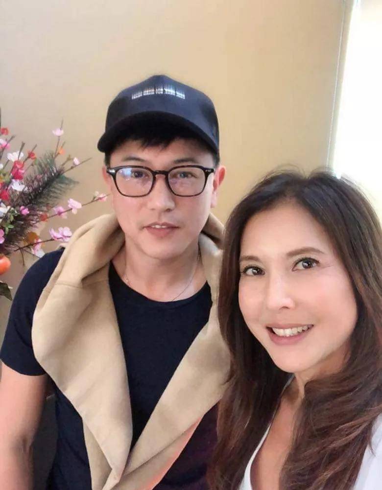 提起分手原因,李婉华曾表示自己想要结婚生子,可是何家劲的事业处于