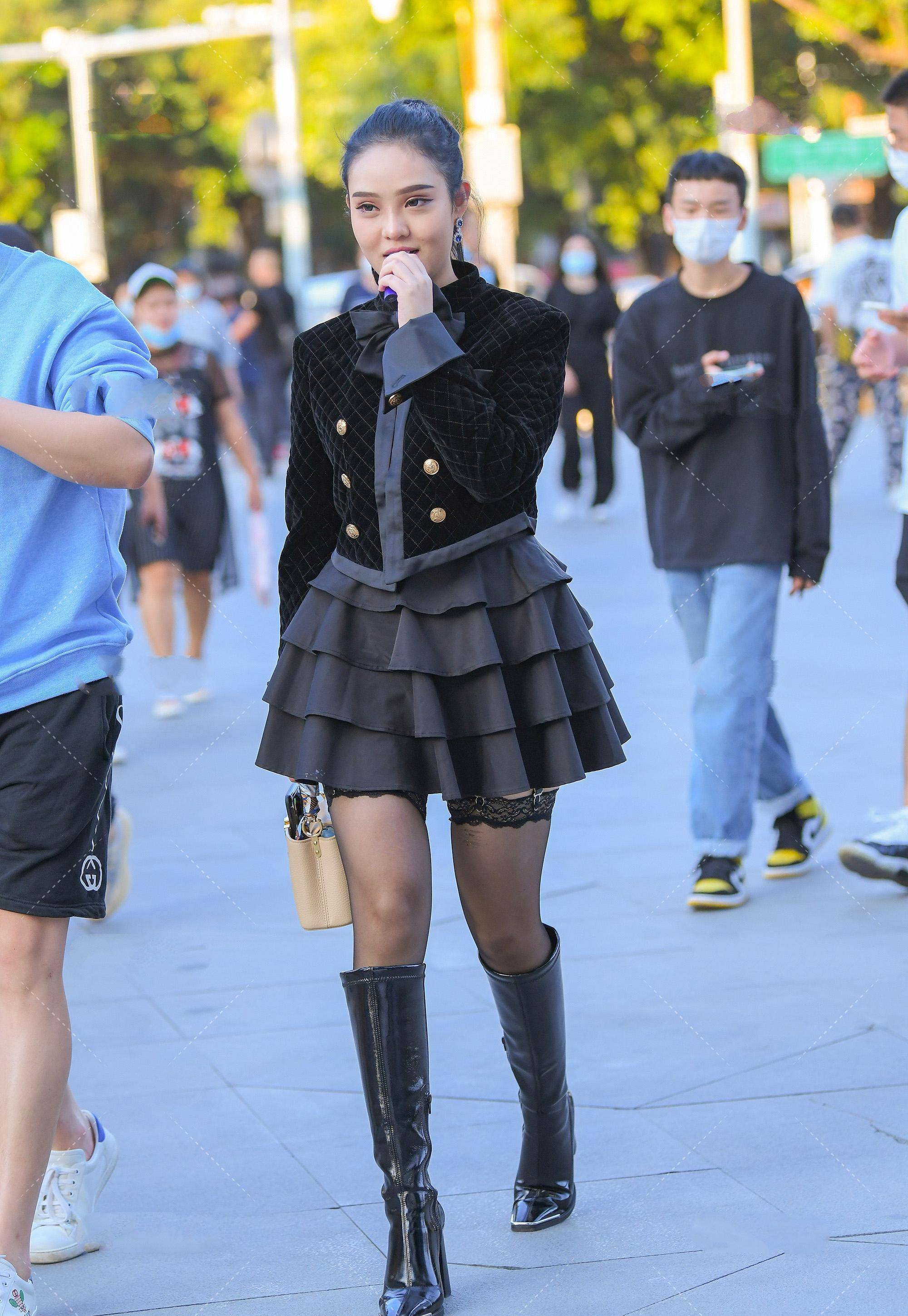 蓬蓬短裙搭配黑色长靴,甜美可爱,时尚贵气,黑色但不仅仅是黑色