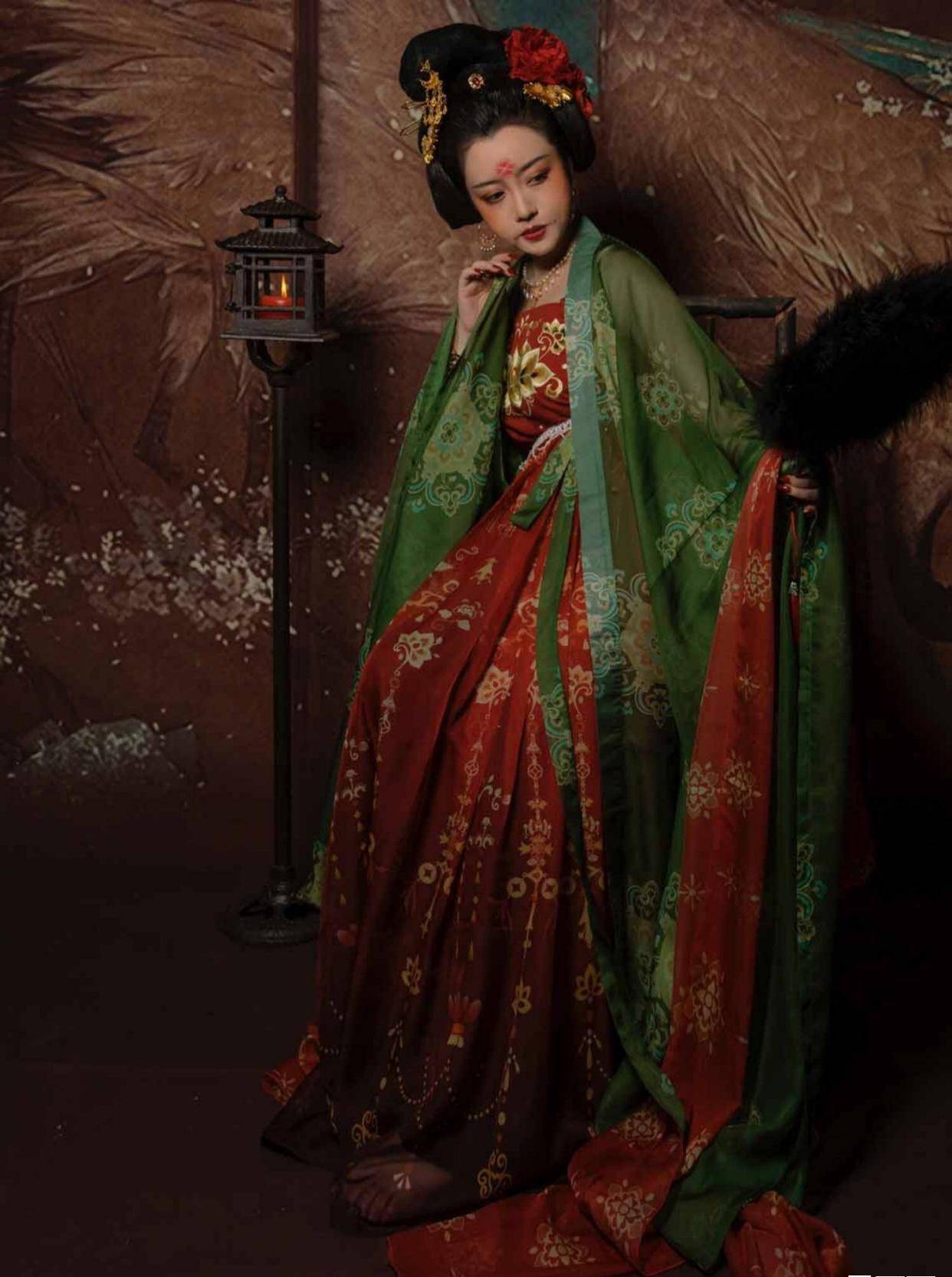 原创被梨花带雨小姐姐美到了原来红配绿放汉服里这么惊艳