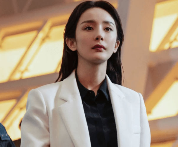 原创杨幂拍戏迟到向导演道歉片场直接90度鞠躬网友没一点架子呀