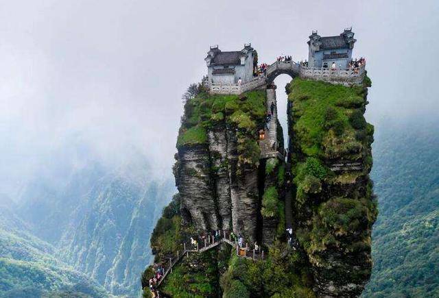 中国“最危险”的寺庙：悬空2493米，一座桥架起2座山，宛如仙境