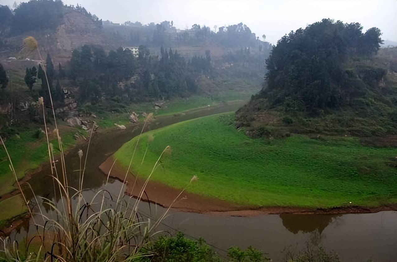 位于綦江区中峰镇板桥村,清溪河南岸353国道旁,灵隐岩的山脚下,距离