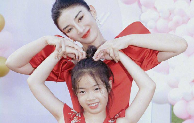 原创44岁女人依然美丽黄奕晒出生日照阳光潇洒让人羡慕