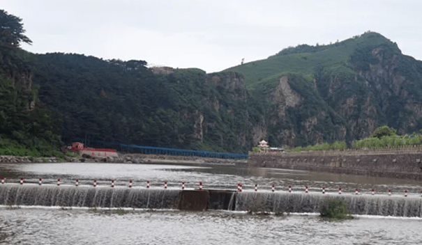 區位於秦皇島市北撫寧縣石門寨鎮,坐落於國家級地質公園自然保護區