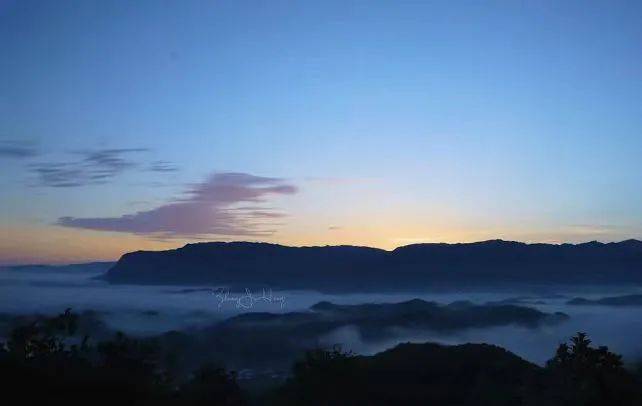 生輝尖崗山漫天紅雲,滿海金波尖崗山上的日出晶瑩耀眼放射出萬道光芒