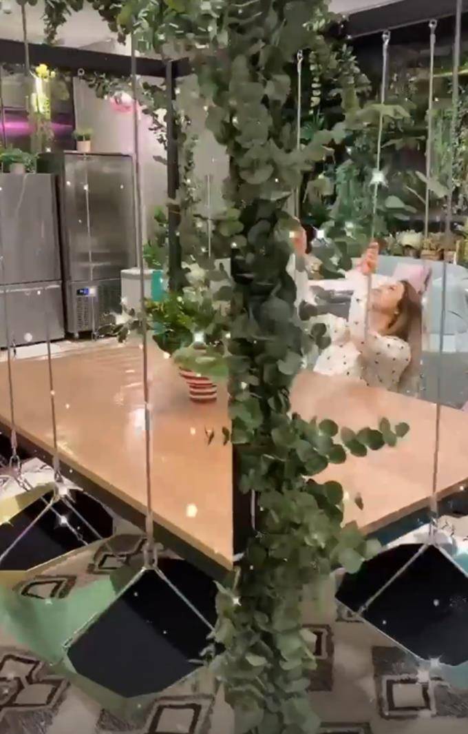 原创38岁徐子淇在家荡千秋40亿豪宅内景曝光摆满植物堪比森林