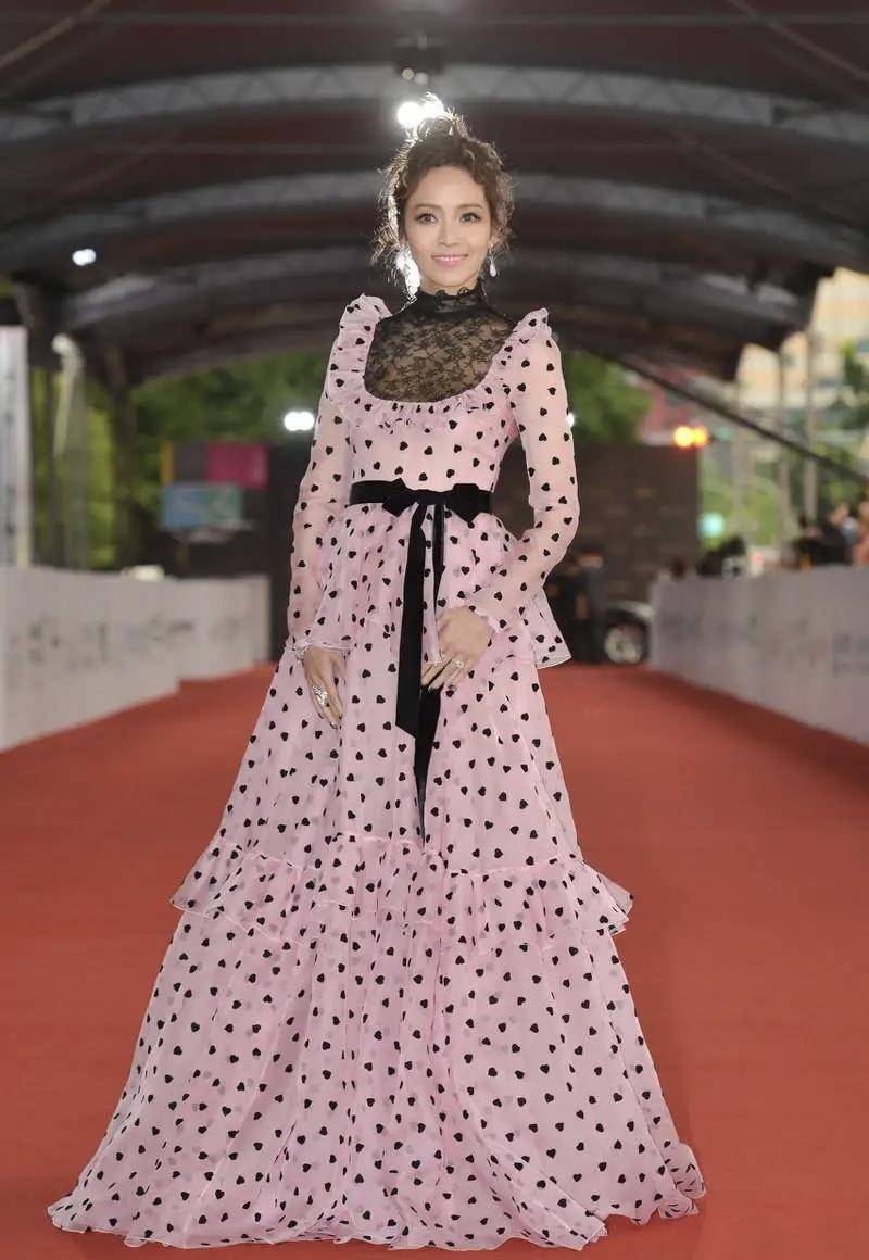 原创侯佩岑真有少女心穿粉色蛋糕裙甜美又减龄发型却让人搞不懂