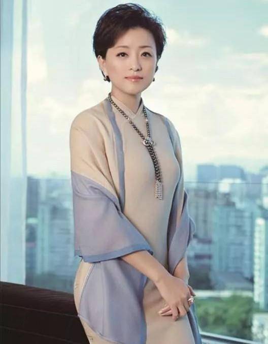 27岁杨澜在国外纽约获“三连跳”，学者：女人一生经历她一年完成