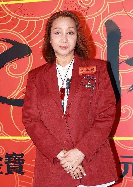 露面,33岁儿子正脸曝光超像妈,女儿也是富态美人