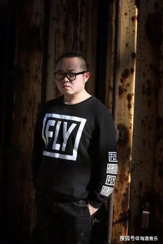 它不那么复杂,不那么"新疆",于是他开始了找寻的过程,在戈壁,在雪山