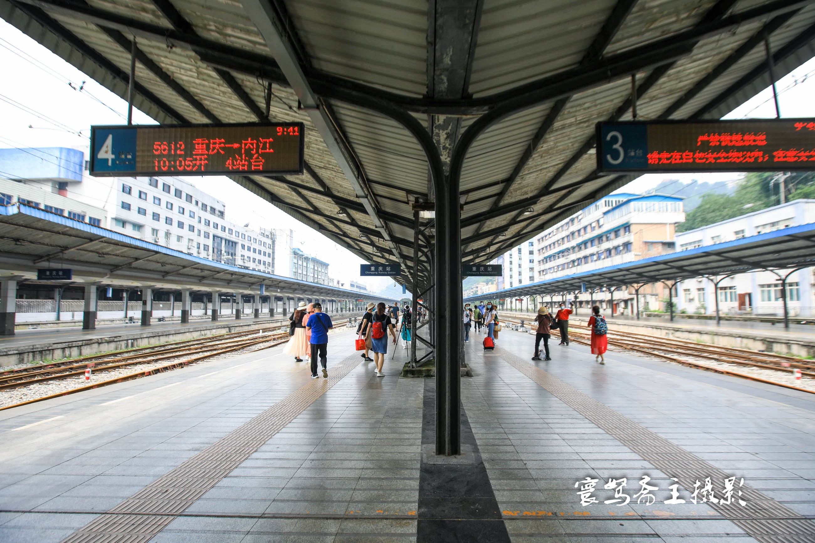 让我多拍拍站台上的蓝色雨棚,她说5612绿皮火车搬到重庆南站以后还会