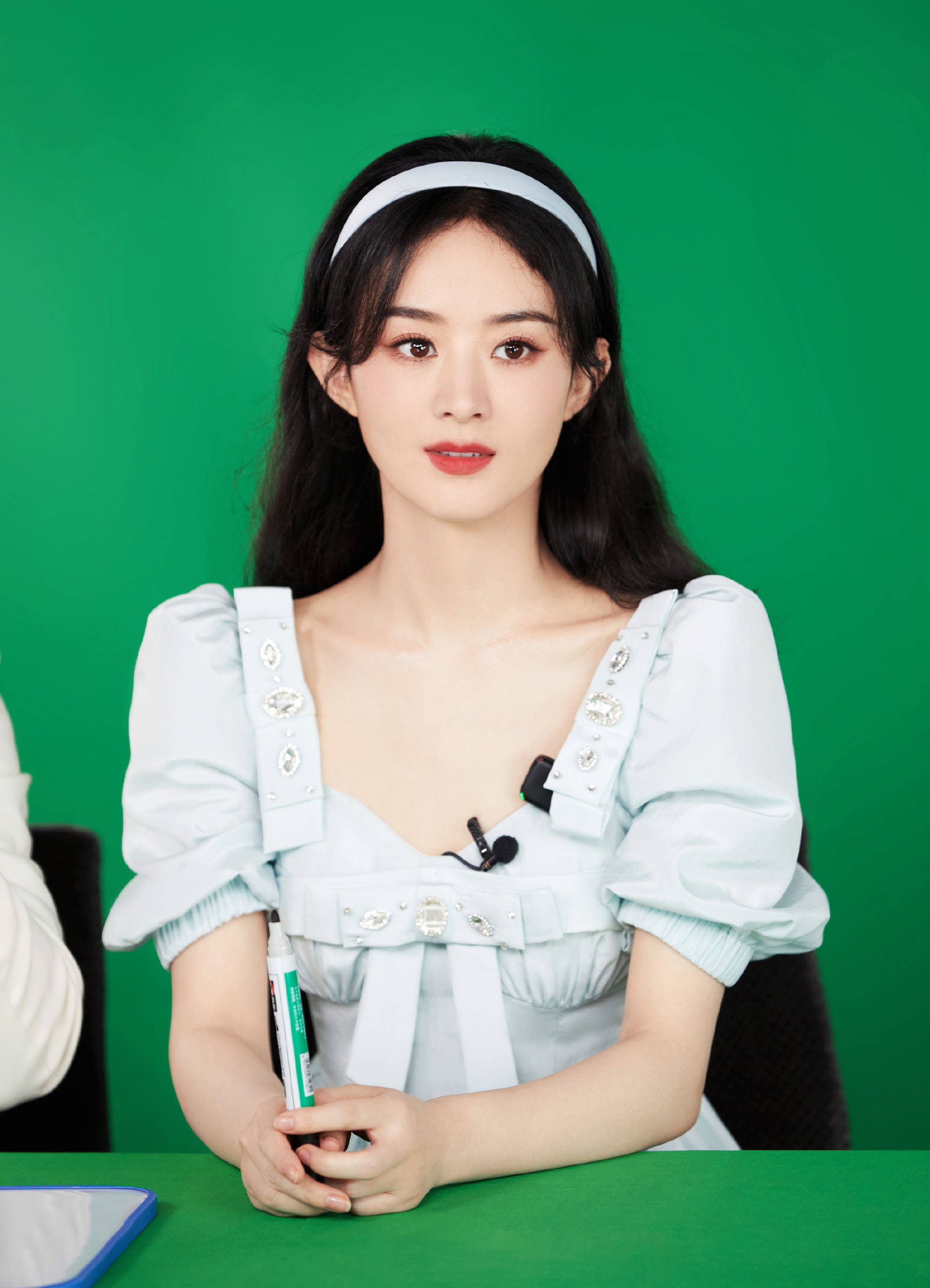 据悉,《与凤行》是由赵丽颖,林更新主演的电视剧,2021年7月网剧备案.