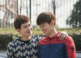 原创36岁张翰新恋情疑曝光深夜买醉被拍与两美女同行