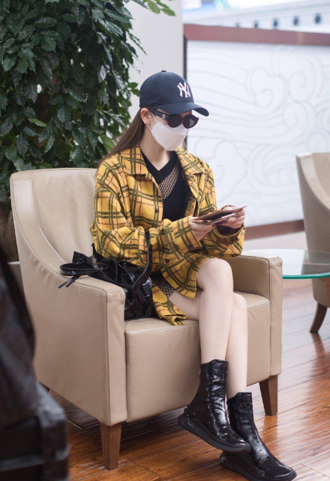 戚薇带货黄绿格子衬衫满满的女人味踩上一双靴子格外显腿