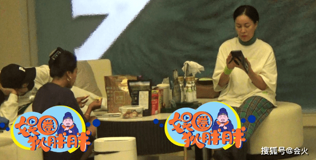 那英吉克隽逸休息室抽烟!素颜出镜动作熟练