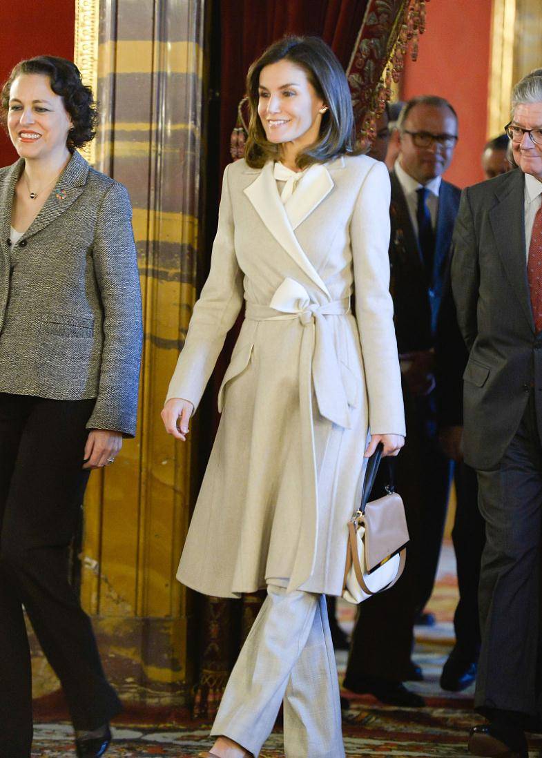 原创莱蒂齐亚人真美穿浴袍大衣秀身材有这魅力难怪能当西班牙王后