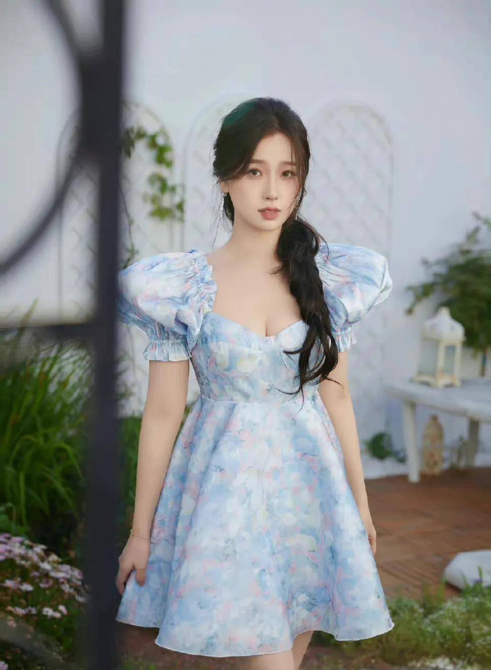 原创虞书欣蓝色泡泡袖公主裙小胸微漏无法抗拒的迷人气质