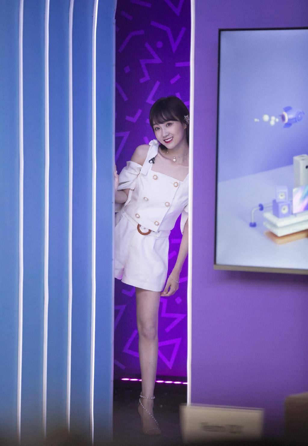 原创获12名无缘成团李子璇穿吊带装配短裤这身材明星范十足