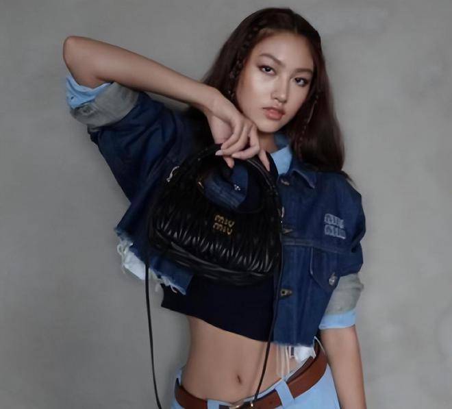 秀腹肌九头身比例似超模,日常奢侈品傍身_任晴佳_近照_生活