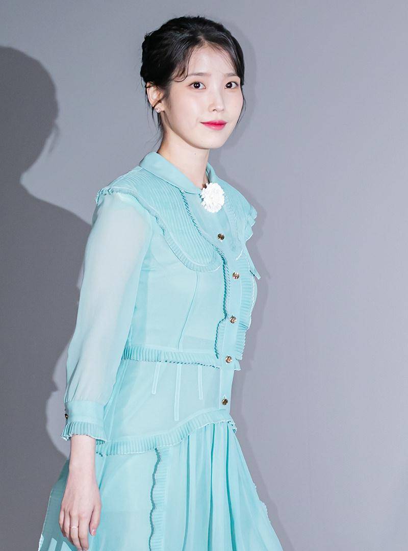 iu李知恩仙女裙亮相活动,脖子上的小黑痣都散发着魅力_时尚_biu_花边