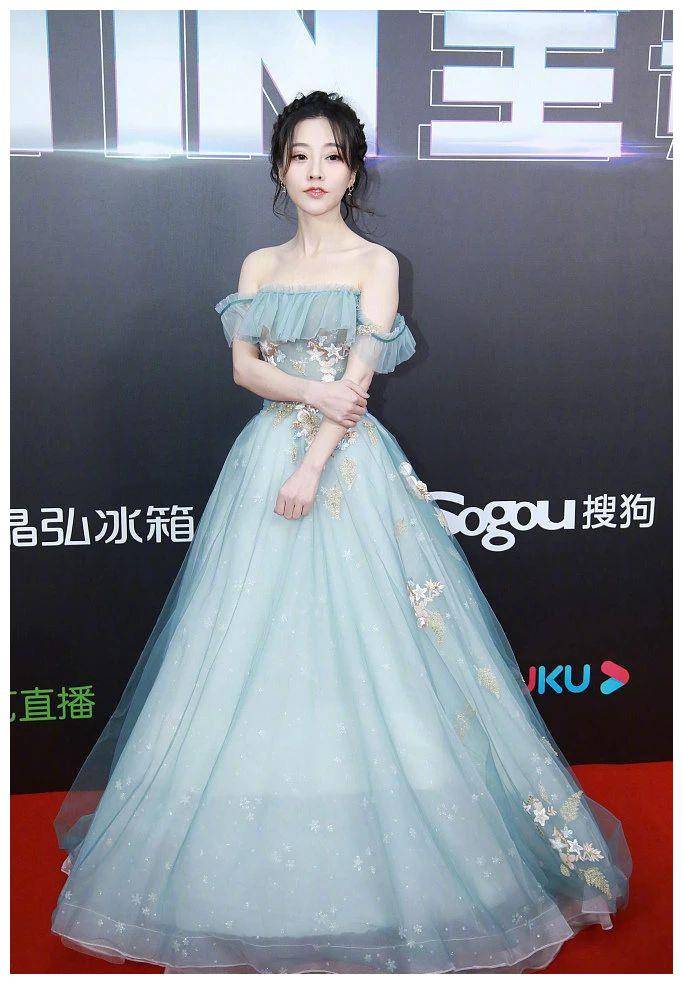 看她穿蓝色薄纱仙女裙,骨架纤细像娃娃_活动_穿着_衬衫