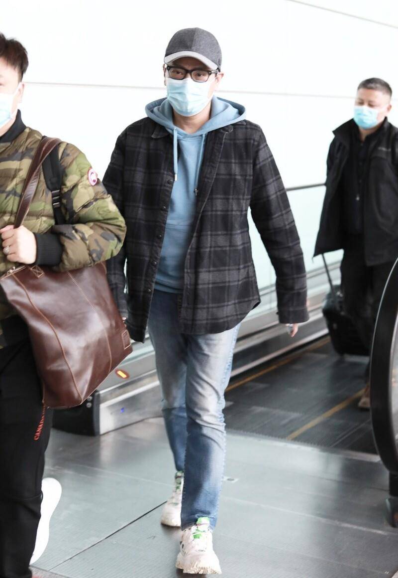 原创53岁情歌王子张信哲现身搭配随性接地气完全没明星架势