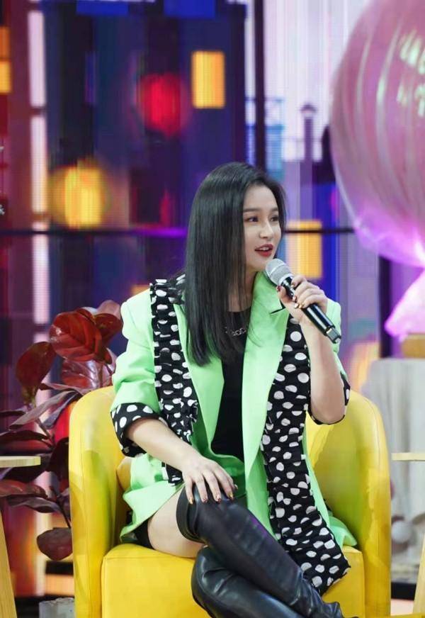 冉莹颖穿假两件西装秀美腿,显瘦还时髦_元素_展示出_气质