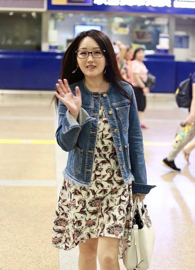 原创             49岁杨钰莹走机场，穿搭扮美却被素颜出卖，网友：P不不敢这么P