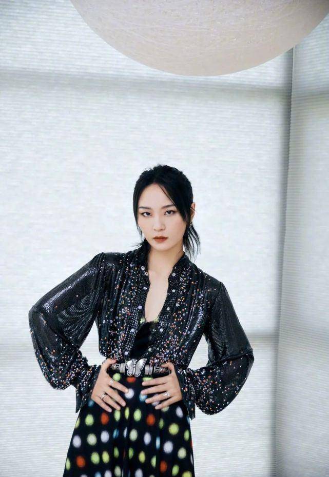 35岁周笔畅玩转个性穿搭,穿红色宫廷红裙装登台,释放酷感女人味_部分