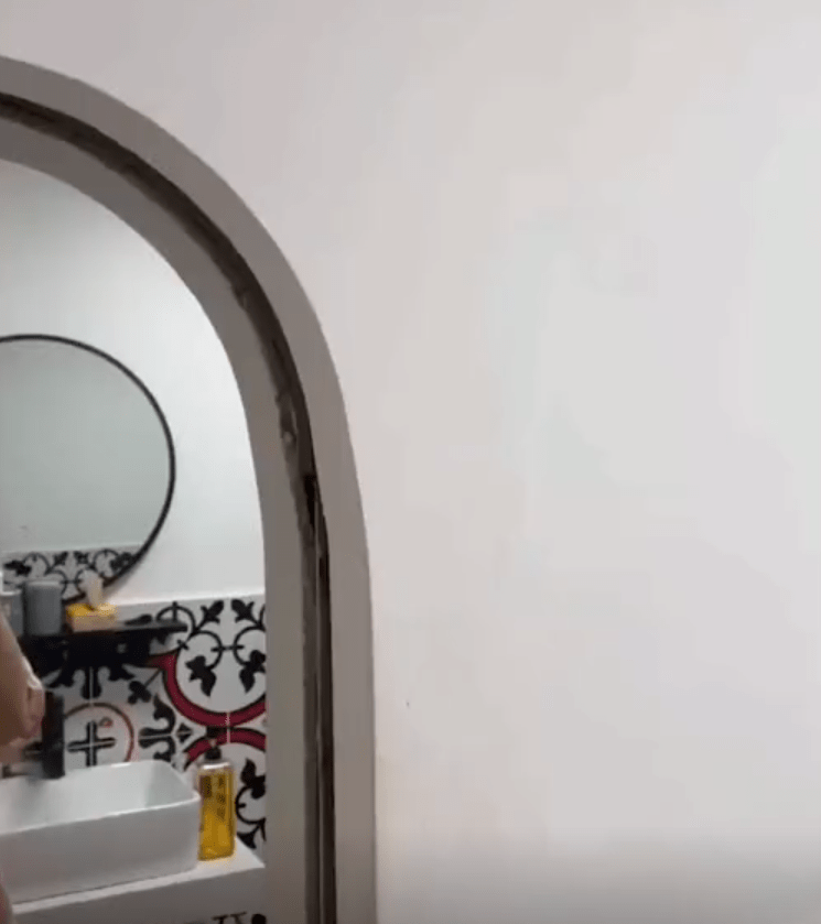 细思极恐！重庆一女生民宿内洗澡，推开镜子发现后面还有个房间
