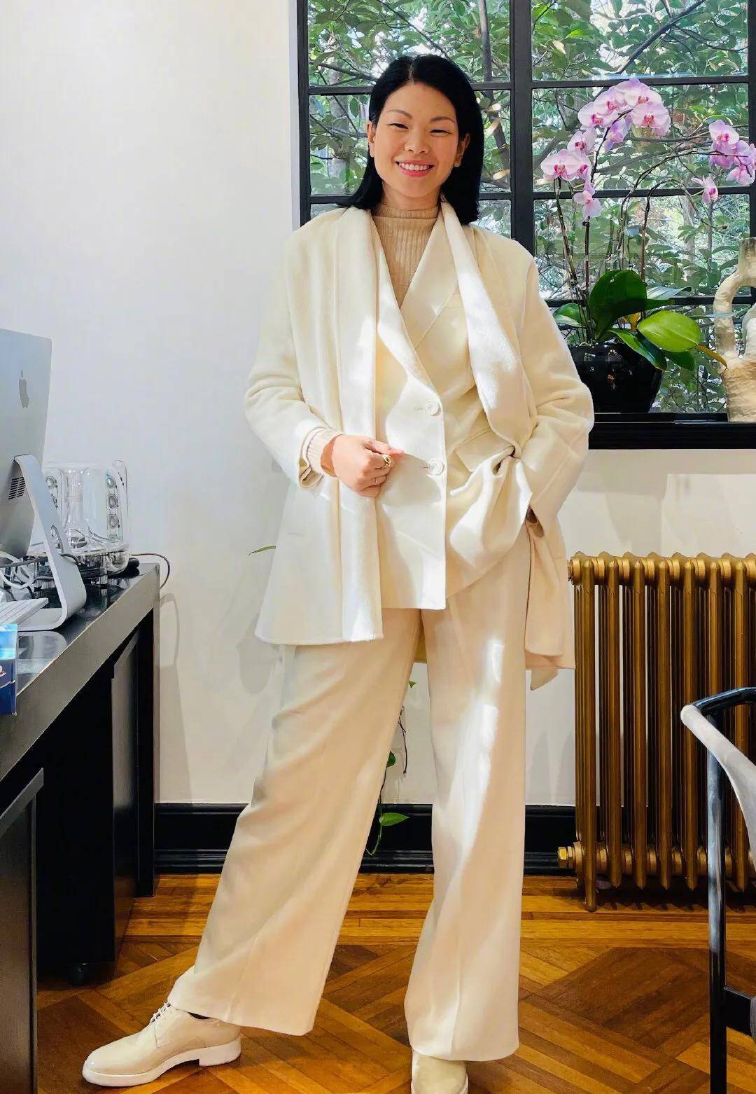 偶遇"最丑超模"吕燕一家三口逛街,8岁混血儿子模样十分帅气_外套_老公