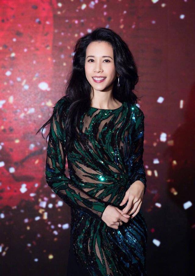 50岁莫文蔚太瘦这么紧修身裙穿上身还那么松转身那刻更惊艳