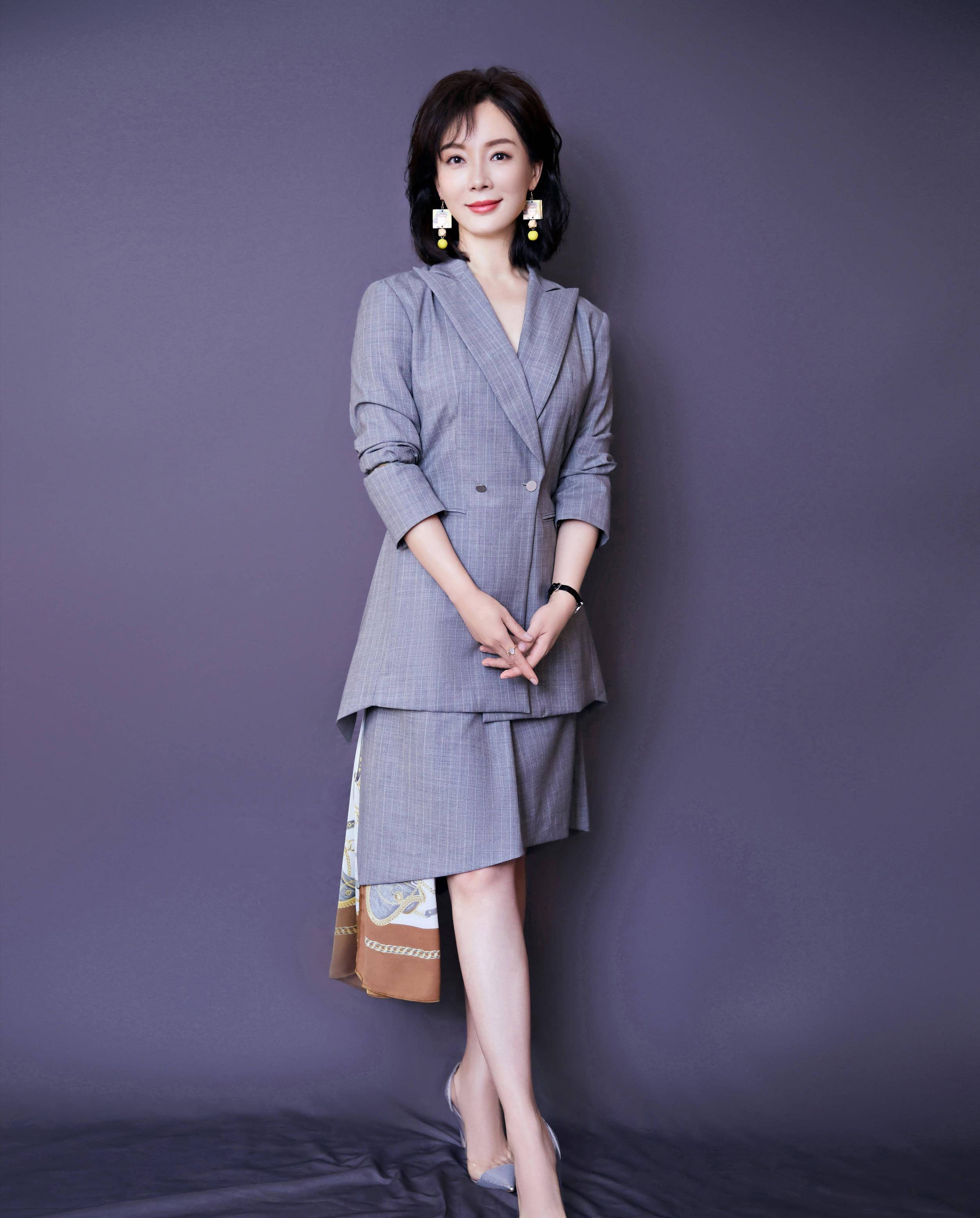 原创陈数和老公穿情侣鞋亮相才子佳人十分般配结婚9年仍恩爱如初